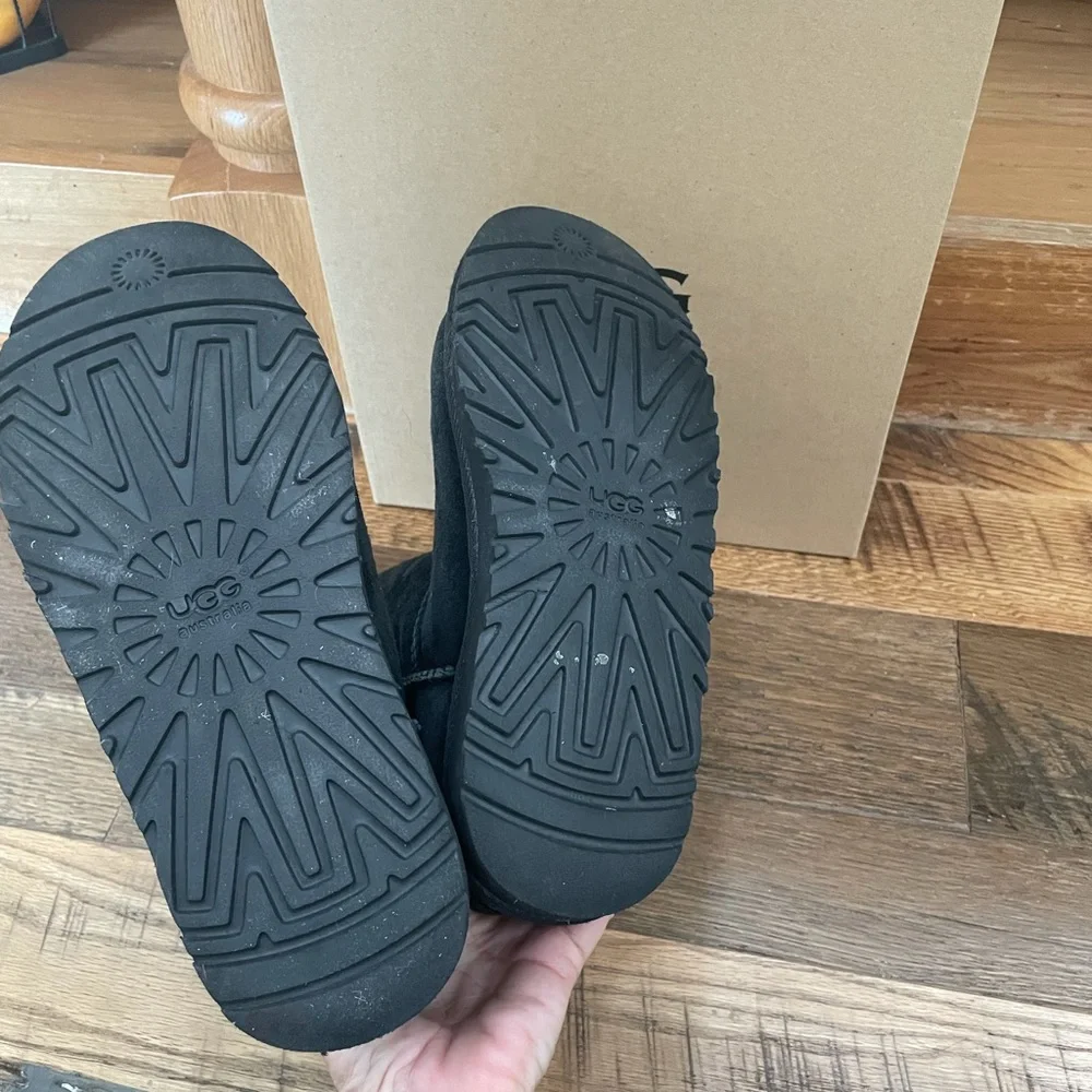 UGG toggle short boot Wm 6